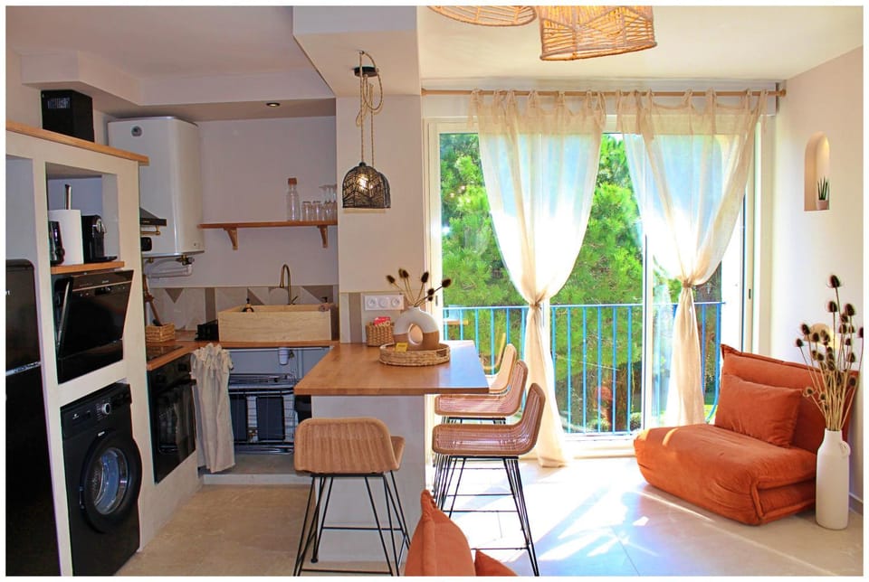 Kitchen or kitchenette, Living room, Dining area
