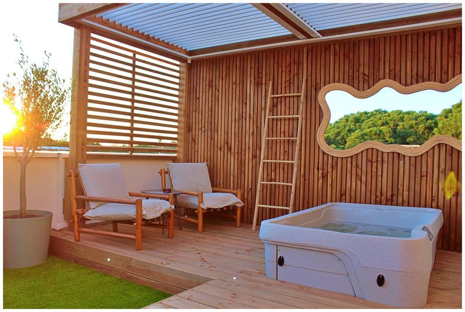 Patio, Natural landscape, Hot Tub, Hot Tub, Balcony/Terrace