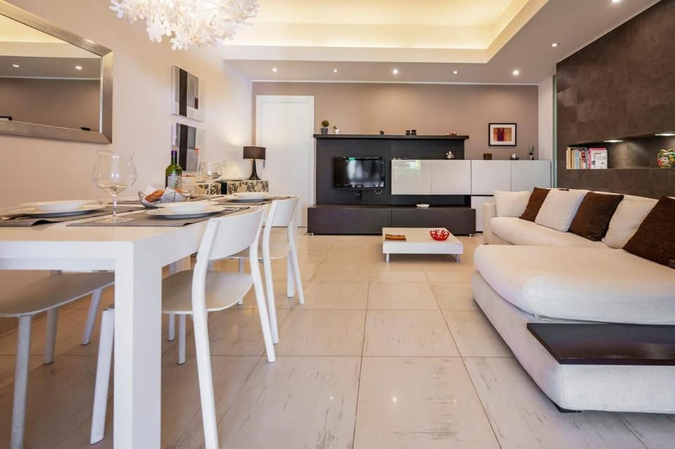 Living room, Seating area, Dining area, stove