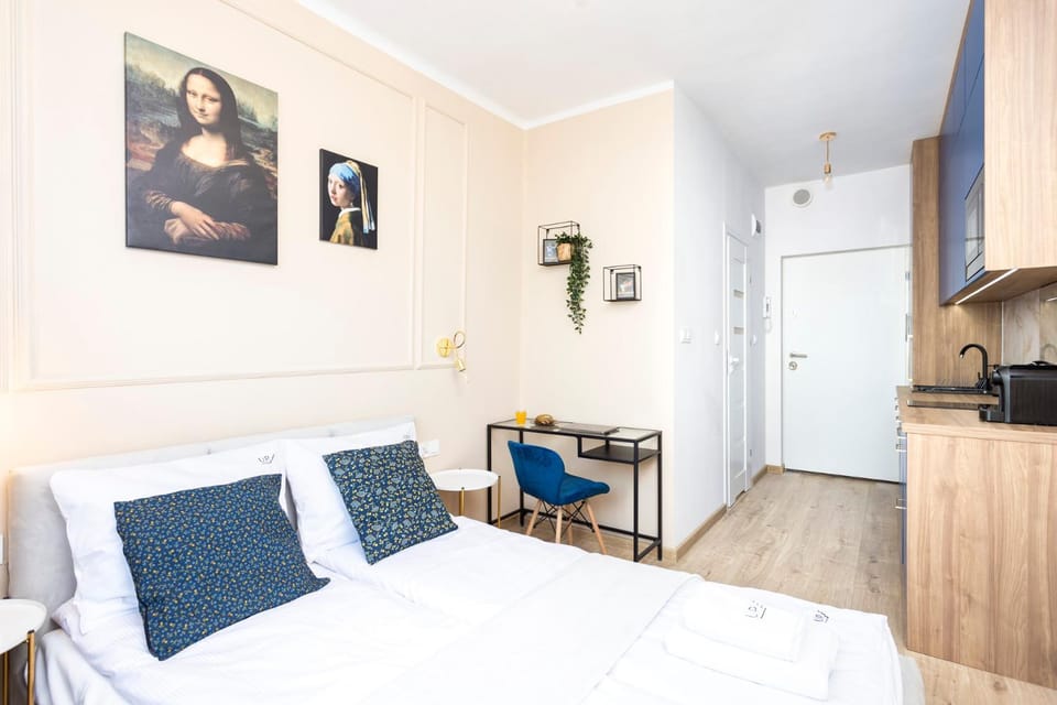 Bed, Coffee/tea facilities, Kitchen or kitchenette, Photo of the whole room, Decorative detail, towels