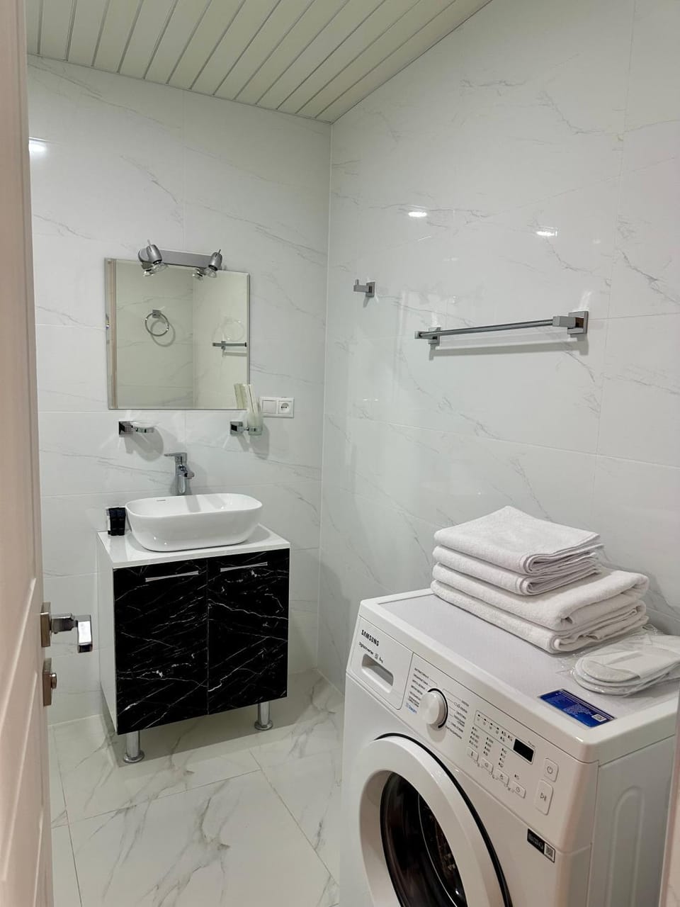 Bathroom, towels, washing machine