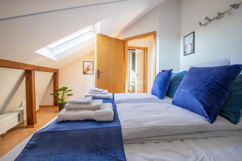 Bed, Bedroom, towels
