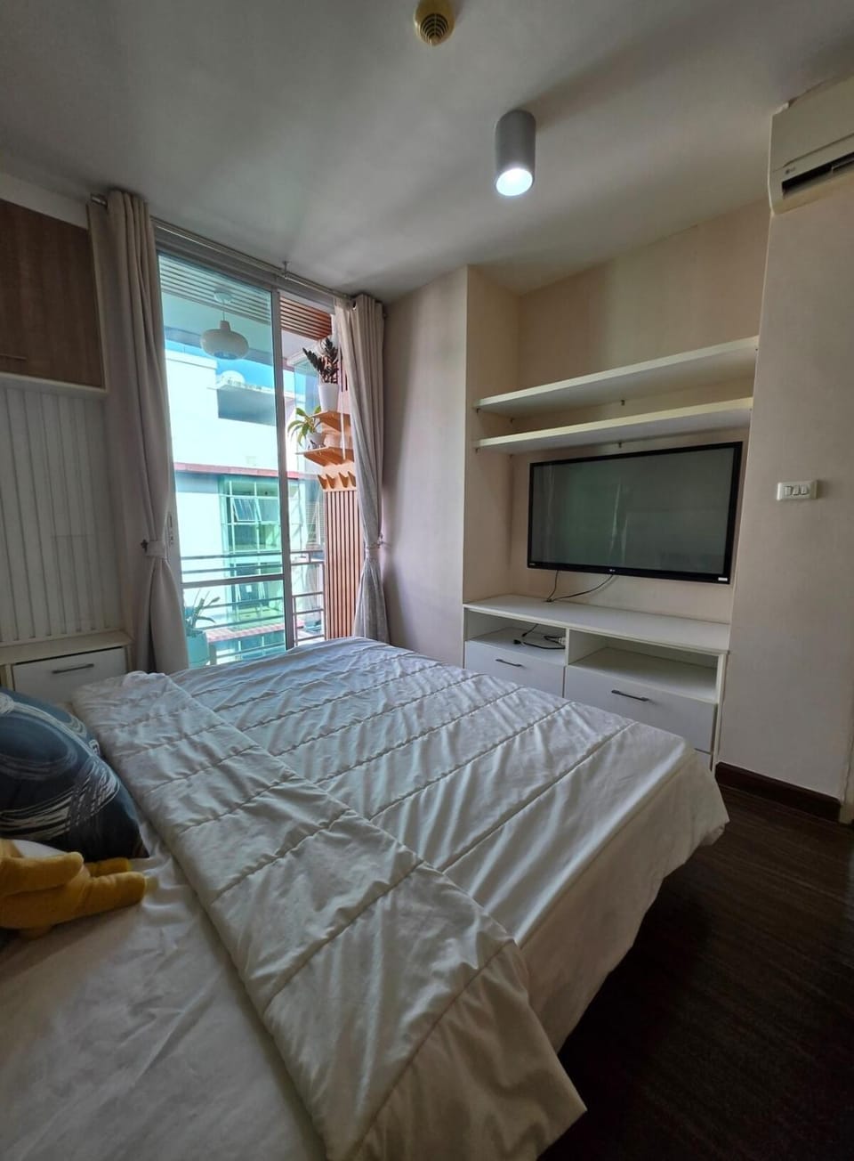 Iris Rama9 Airport link-Huamark Apartment in Bangkok