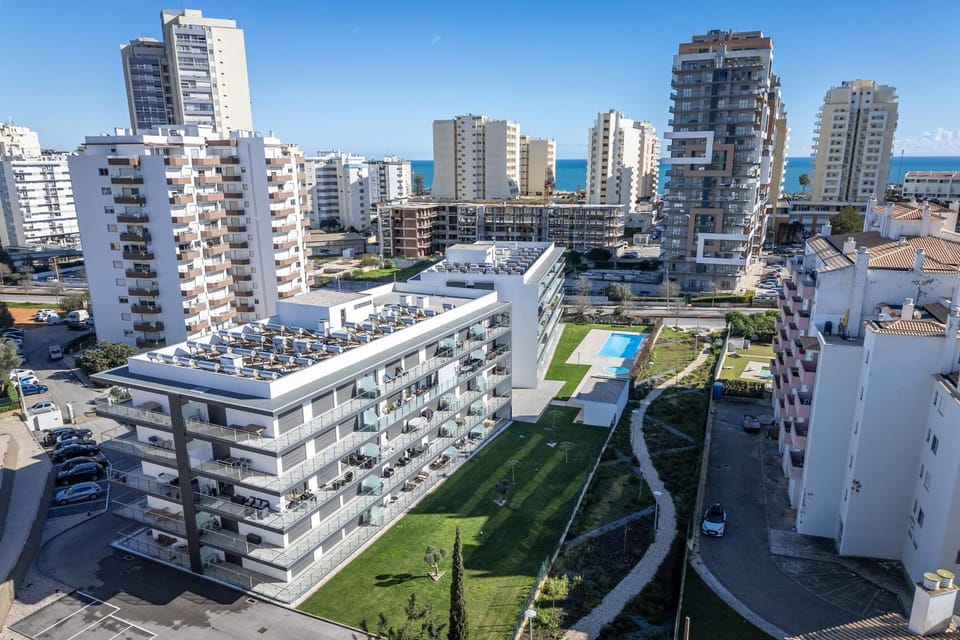 Property building, Spring, Natural landscape, Bird's eye view, Summer, On site, City view, Pool view, Street view, Swimming pool, Location, Parking