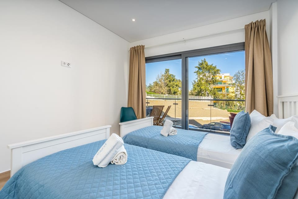 Spring, Bed, Summer, View (from property/room), Photo of the whole room, Decorative detail, Decorative detail, Bedroom, On site, Guests, Street view, children, older children, Family, internet, towels, air conditioner