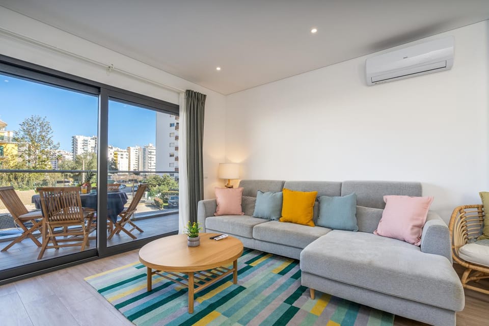 Spring, Summer, TV and multimedia, View (from property/room), Balcony/Terrace, Living room, Decorative detail, Decorative detail, On site, Guests, Street view, children, older children, Family, internet, air conditioner