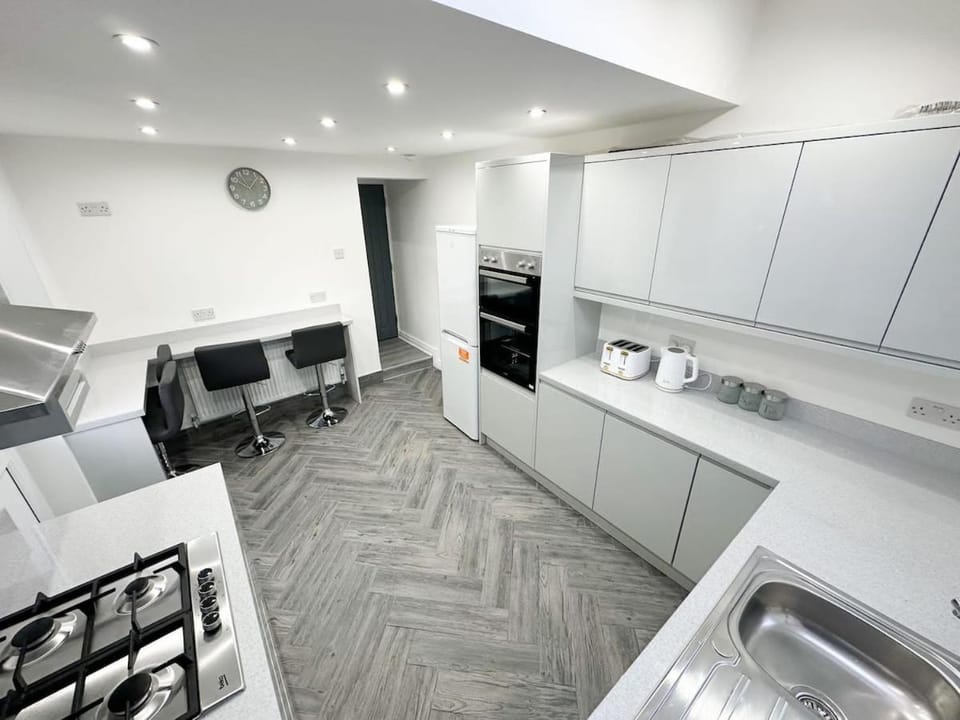 Spacious Home, Central Liverpool, Sleeps 9, 2 Bathroom, Free Parking House in Liverpool