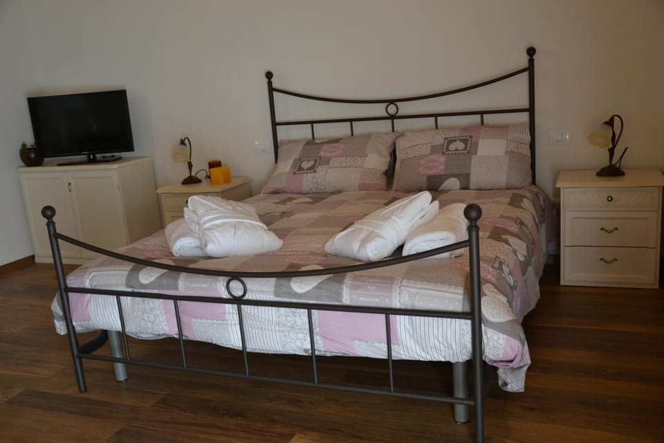 Bed, Food and drinks, Photo of the whole room, Bedroom