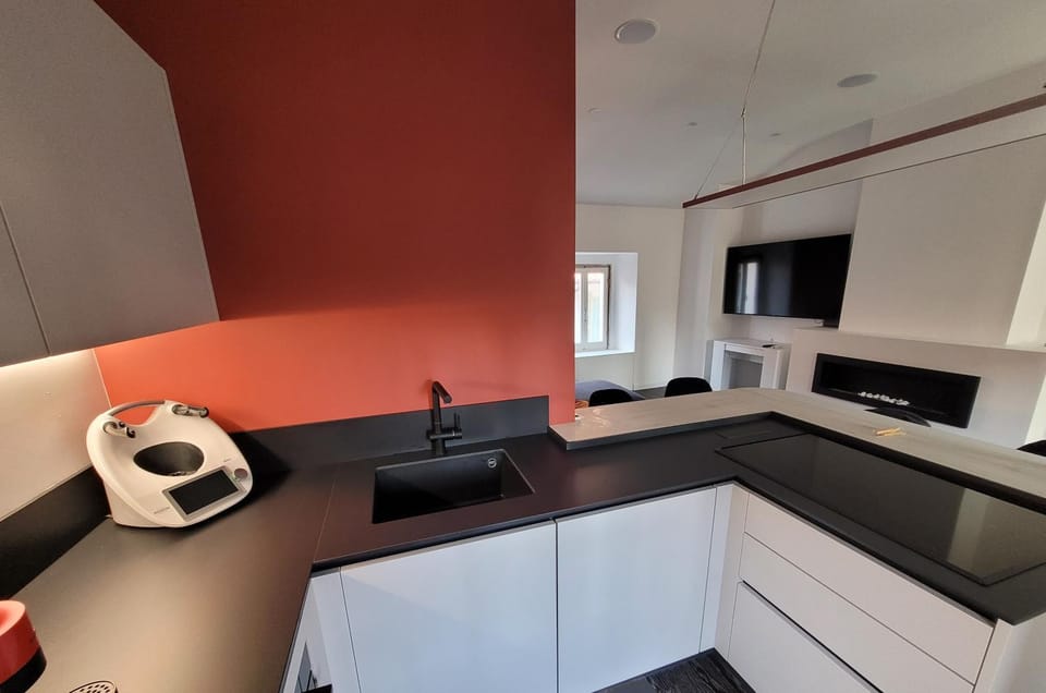 Kitchen or kitchenette, dishwasher, stove