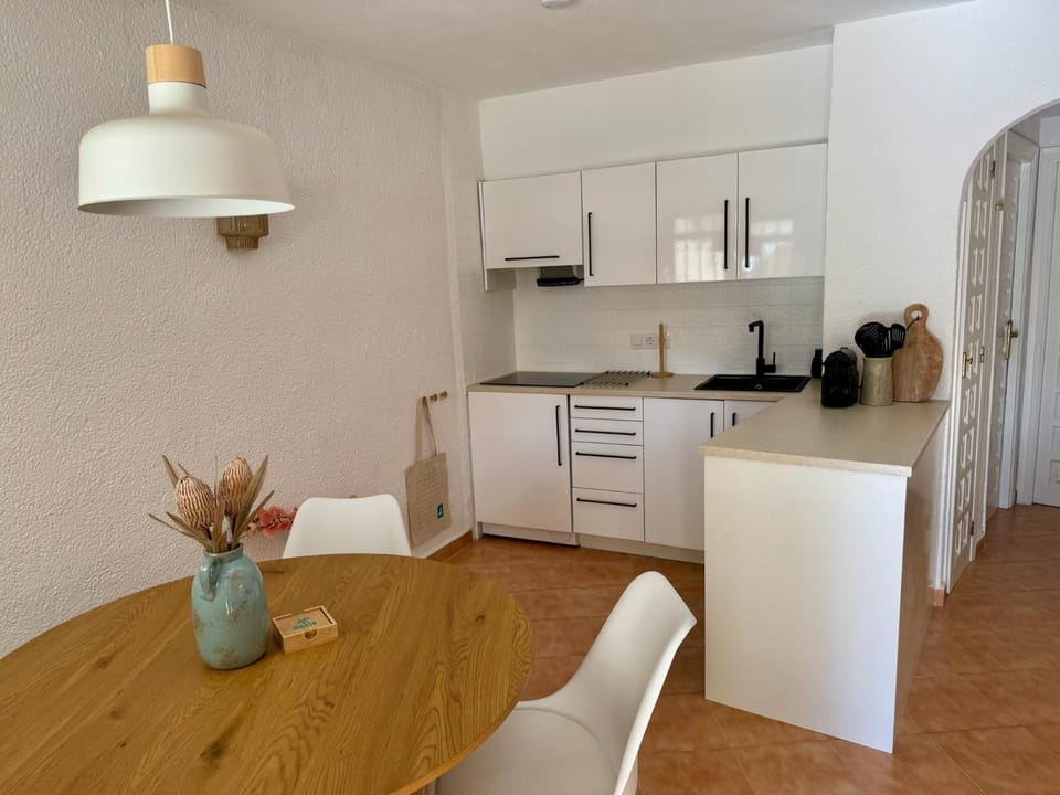 Coffee/tea facilities, Kitchen or kitchenette, Living room, Dining area