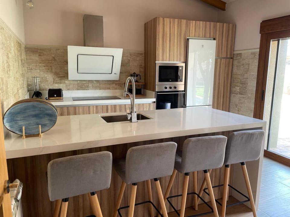 Kitchen or kitchenette, Dining area, oven, stove