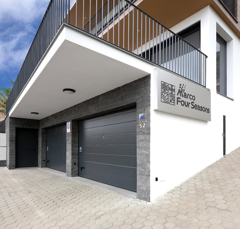 Property building, Facade/entrance
