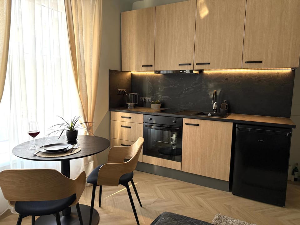 Kitchen or kitchenette, Dining area, oven, stove