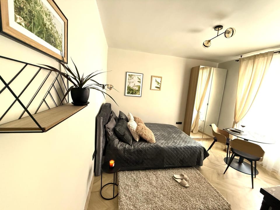 Bed, Photo of the whole room, Seating area, Bedroom