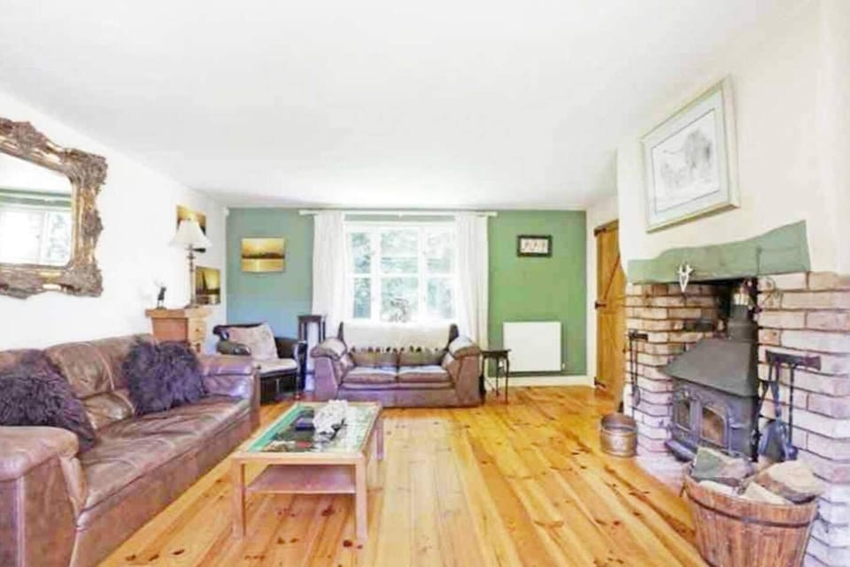 5-Bed Home - Sleeps 12 Pool Garden & Play Area House in Taunton Deane