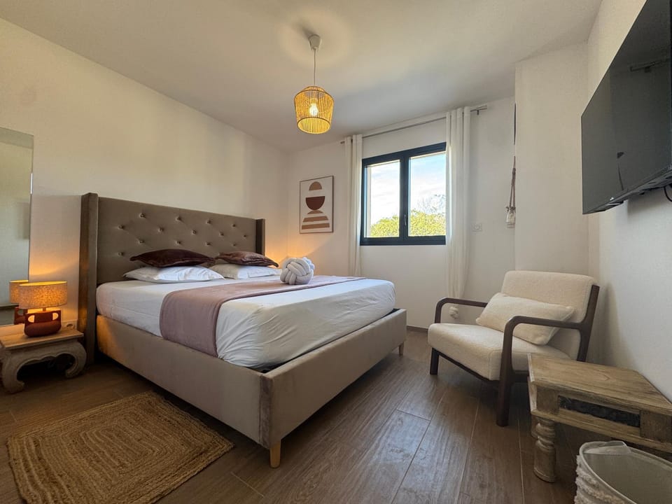 Bed, TV and multimedia, Photo of the whole room, Bedroom