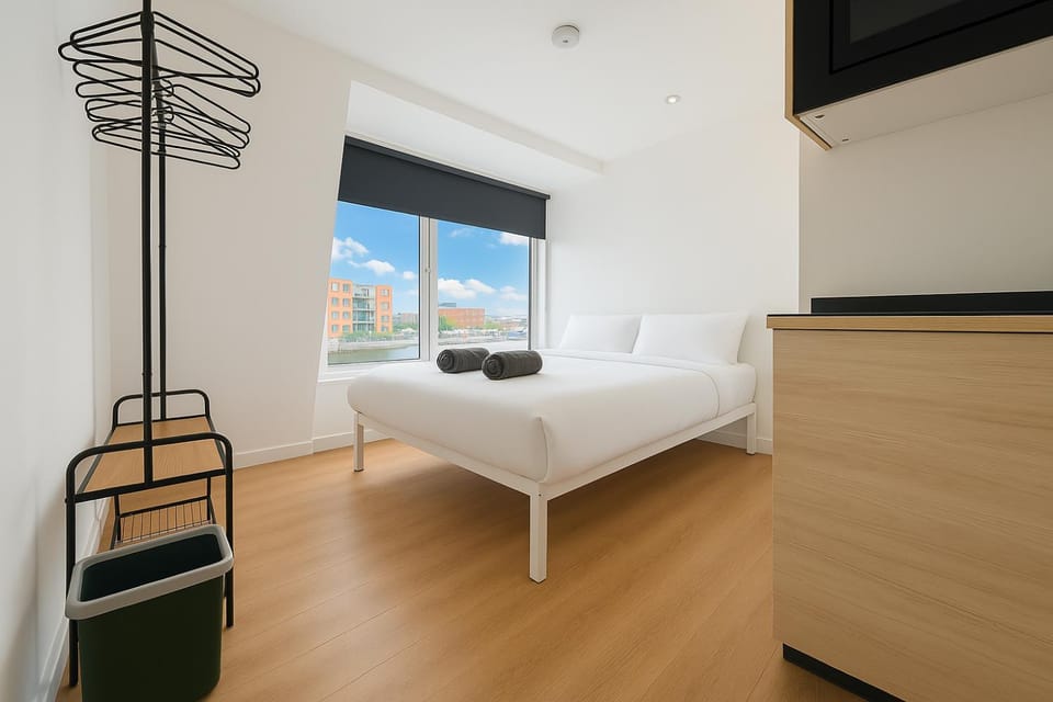 Bed, Kitchen or kitchenette, Bedroom, wardrobe