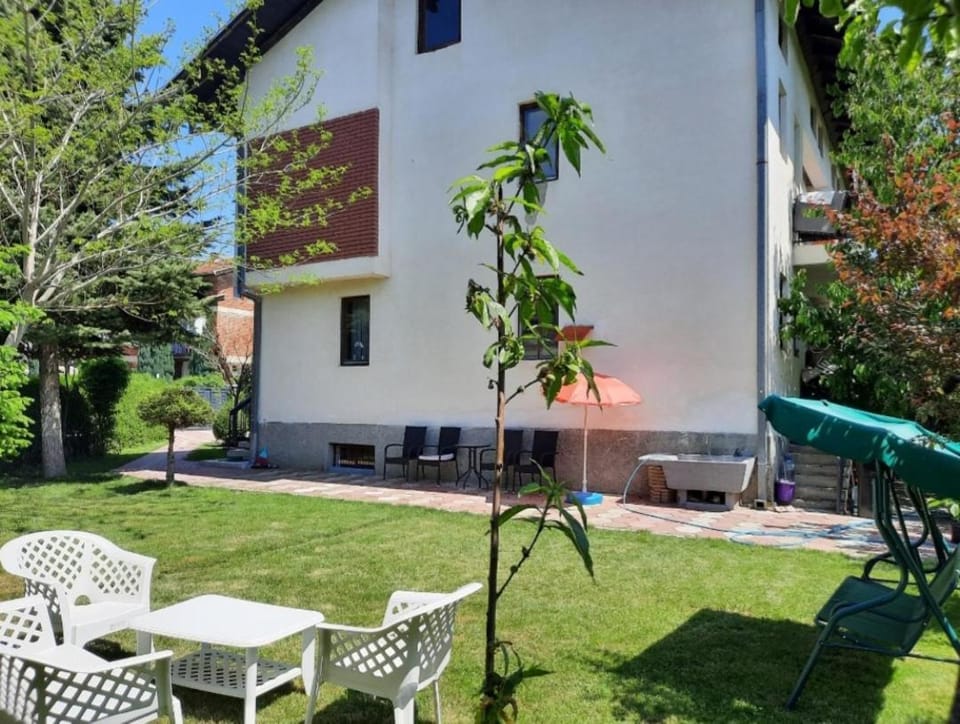 Property building, Spring, Day, Garden, Dining area, Garden view, sunbed