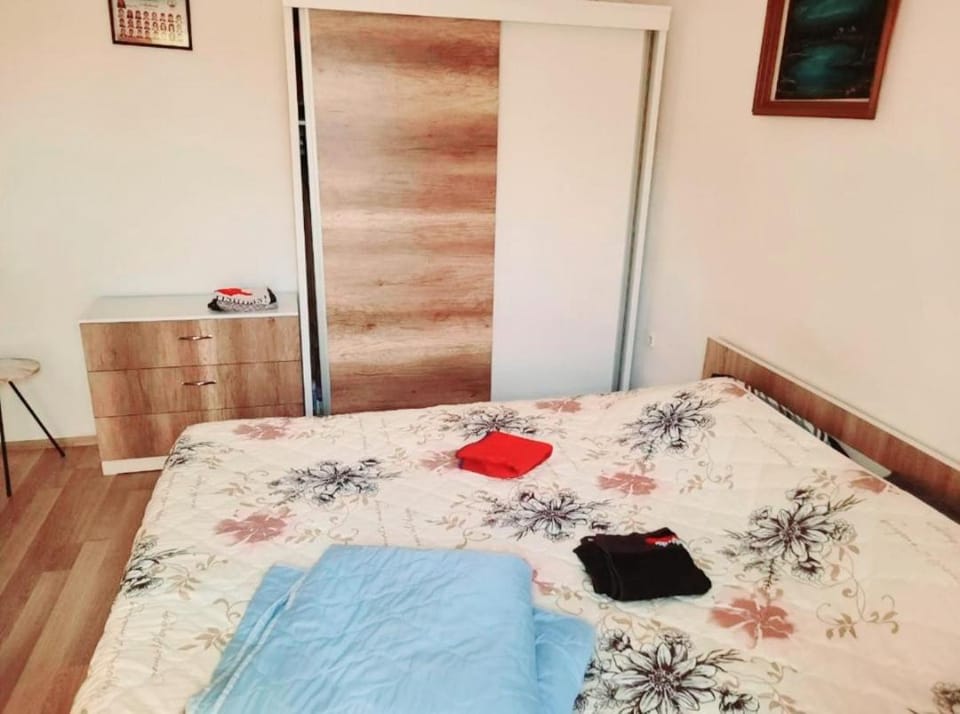 Bed, Photo of the whole room, Bedroom, towels, wardrobe