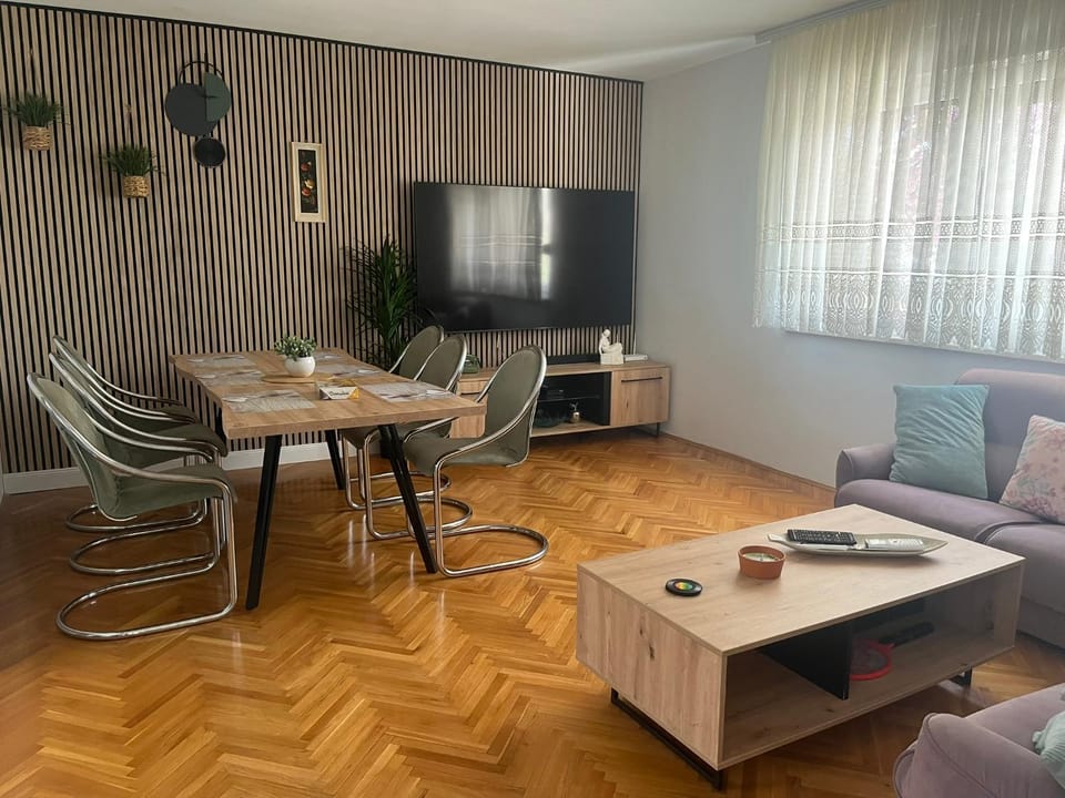 Communal lounge/ TV room, TV and multimedia, Living room, Dining area, air conditioner