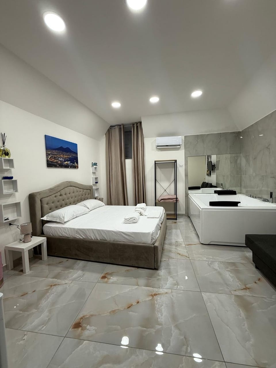 Bed, TV and multimedia, Bedroom, towels