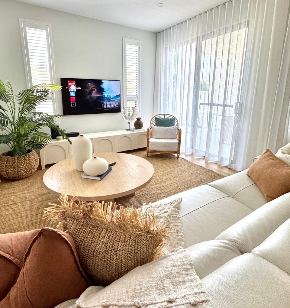 TV and multimedia, View (from property/room), Living room, Decorative detail, Seating area, Garden view, Quiet street view, heating, internet, internet, air conditioner