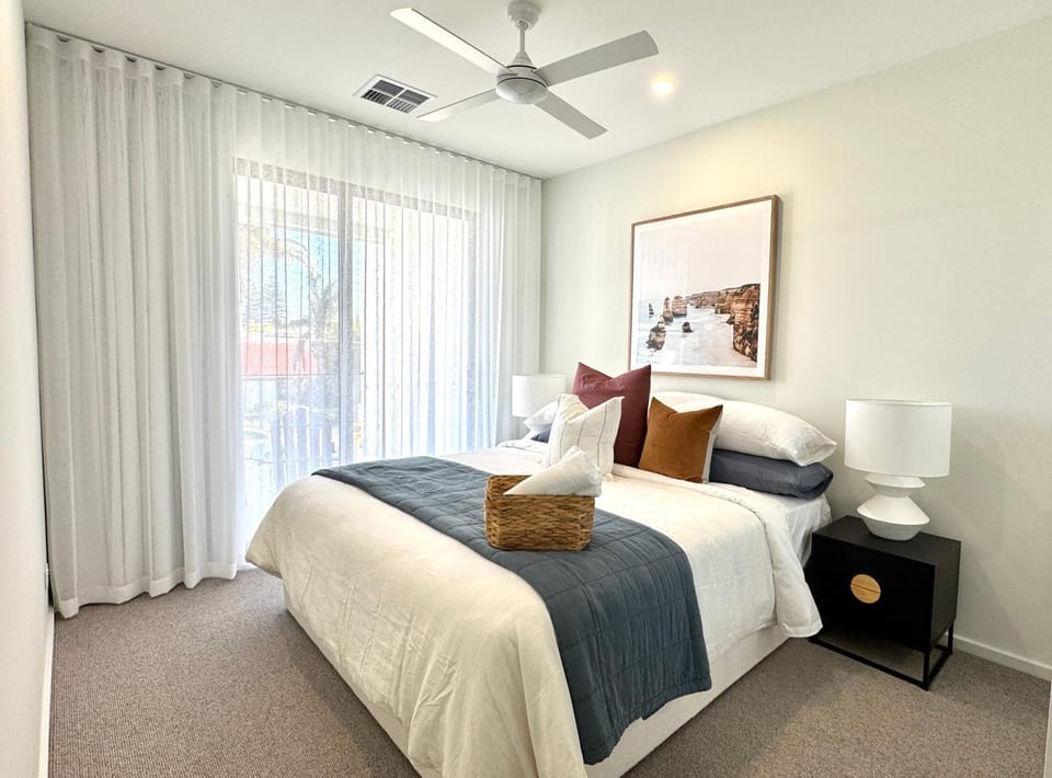 Bed, View (from property/room), Photo of the whole room, Bedroom, Street view, Quiet street view, towels