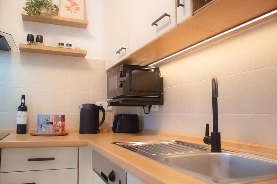 Coffee/tea facilities, Kitchen or kitchenette, stove, toaster