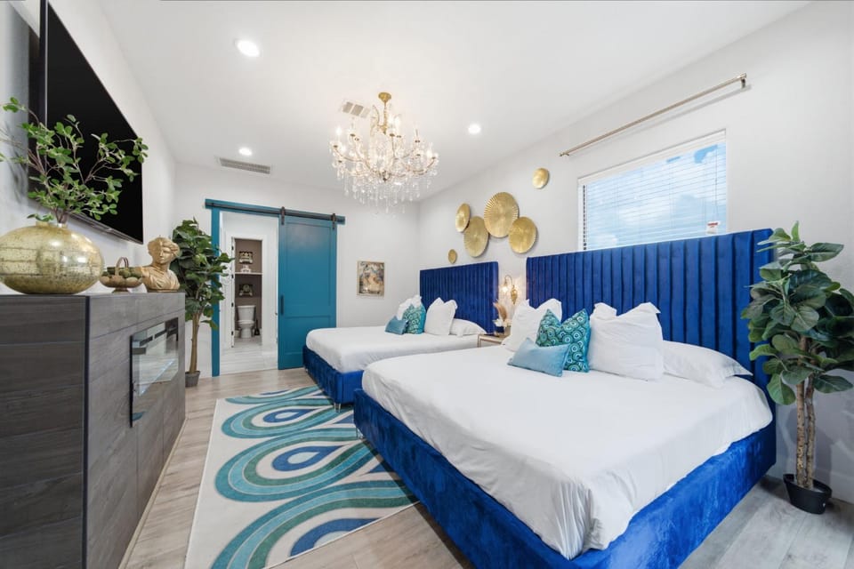 Bed, TV and multimedia, Photo of the whole room, Decorative detail, Bedroom, furniture
