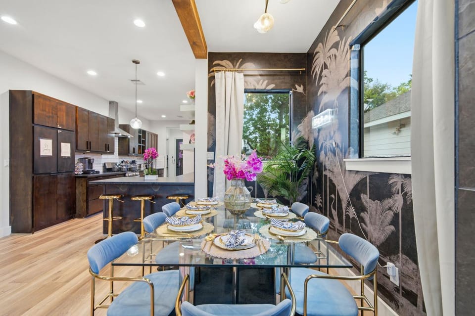 Kitchen or kitchenette, Decorative detail, Seating area, Dining area