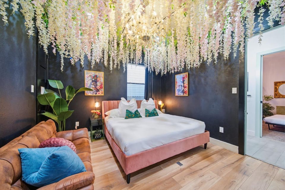 Bed, Photo of the whole room, Decorative detail, Seating area, Bedroom