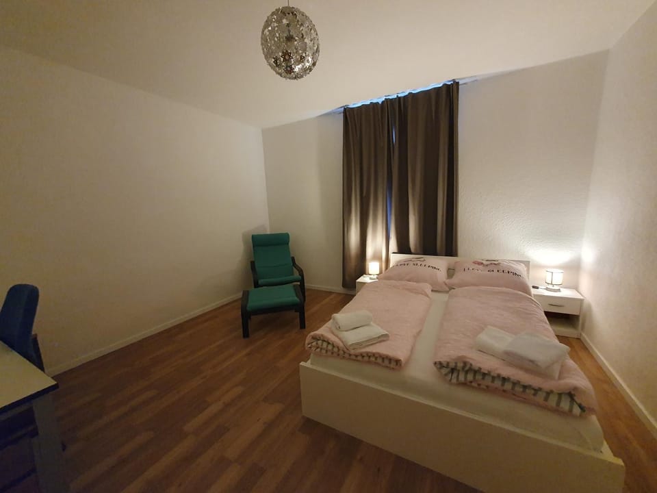 Shower, Bed, Day, Night, Coffee/tea facilities, Photo of the whole room, Seating area, Dining area, Bedroom, Seasons, Time of day, furniture, furniture, furniture, hair dryier, heating, heating, internet, internet, internet, soundproof, towels, towels