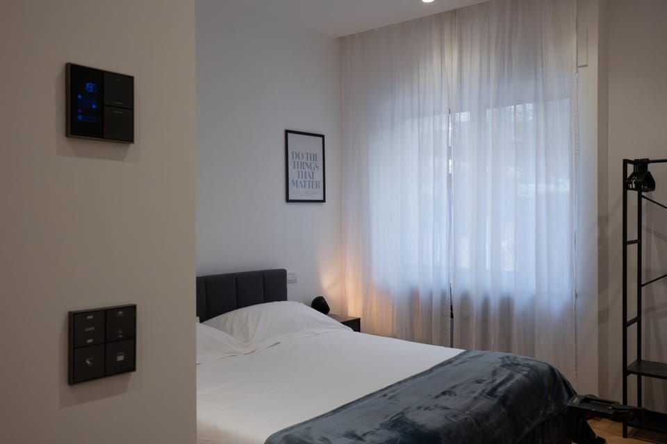 Bed, TV and multimedia, Photo of the whole room, Bedroom