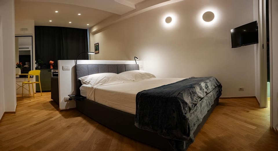 Bed, TV and multimedia, Photo of the whole room, Bedroom