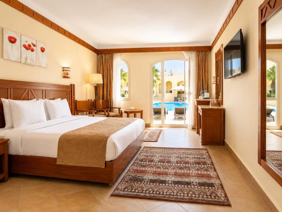 Bed, TV and multimedia, Photo of the whole room, Bedroom, Pool view, Swimming pool