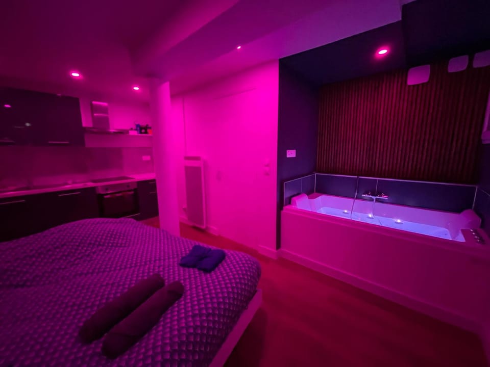 Bed, Hot Tub