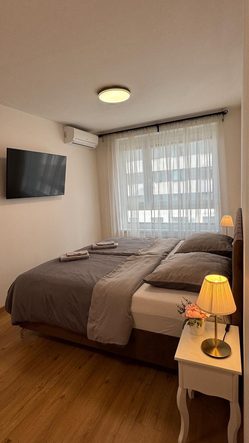 Bed, TV and multimedia, Photo of the whole room, Bedroom, air conditioner