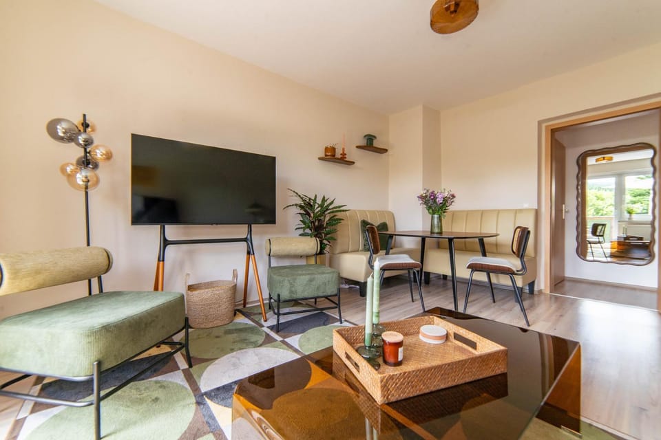 TV and multimedia, Living room, Seating area, Dining area