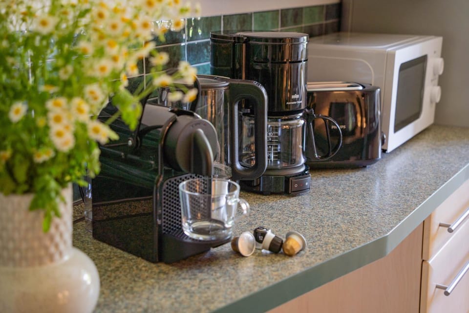 Coffee/tea facilities, microwave, kitchen