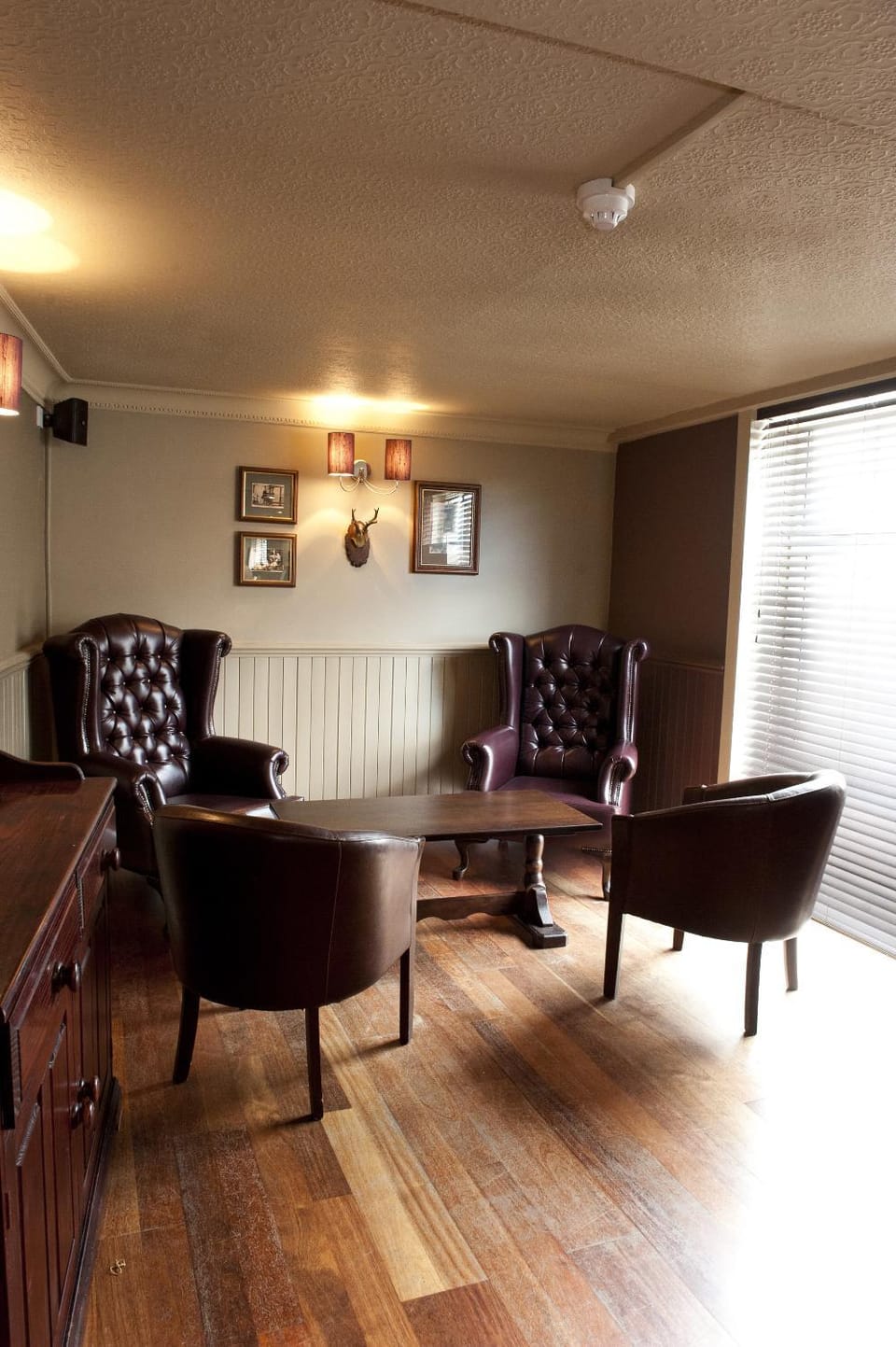 Restaurant/places to eat, Living room