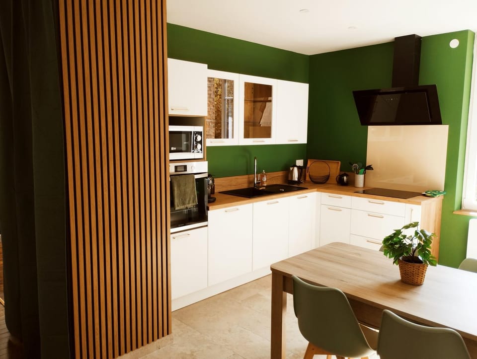 Coffee/tea facilities, Dining area, oven, stove, kitchen