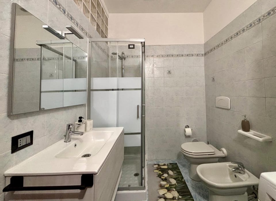 Shower, Toilet, Bathroom, bidet, towels