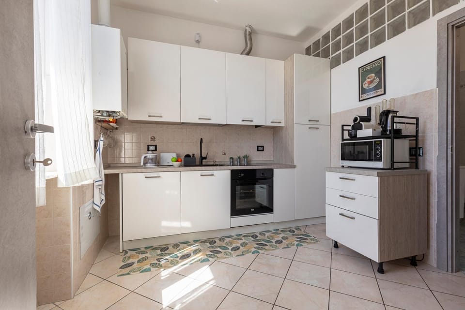 Coffee/tea facilities, Kitchen or kitchenette, dishwasher, oven, stove, toaster