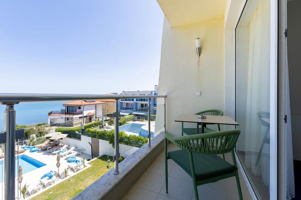 Balcony/Terrace, Swimming pool