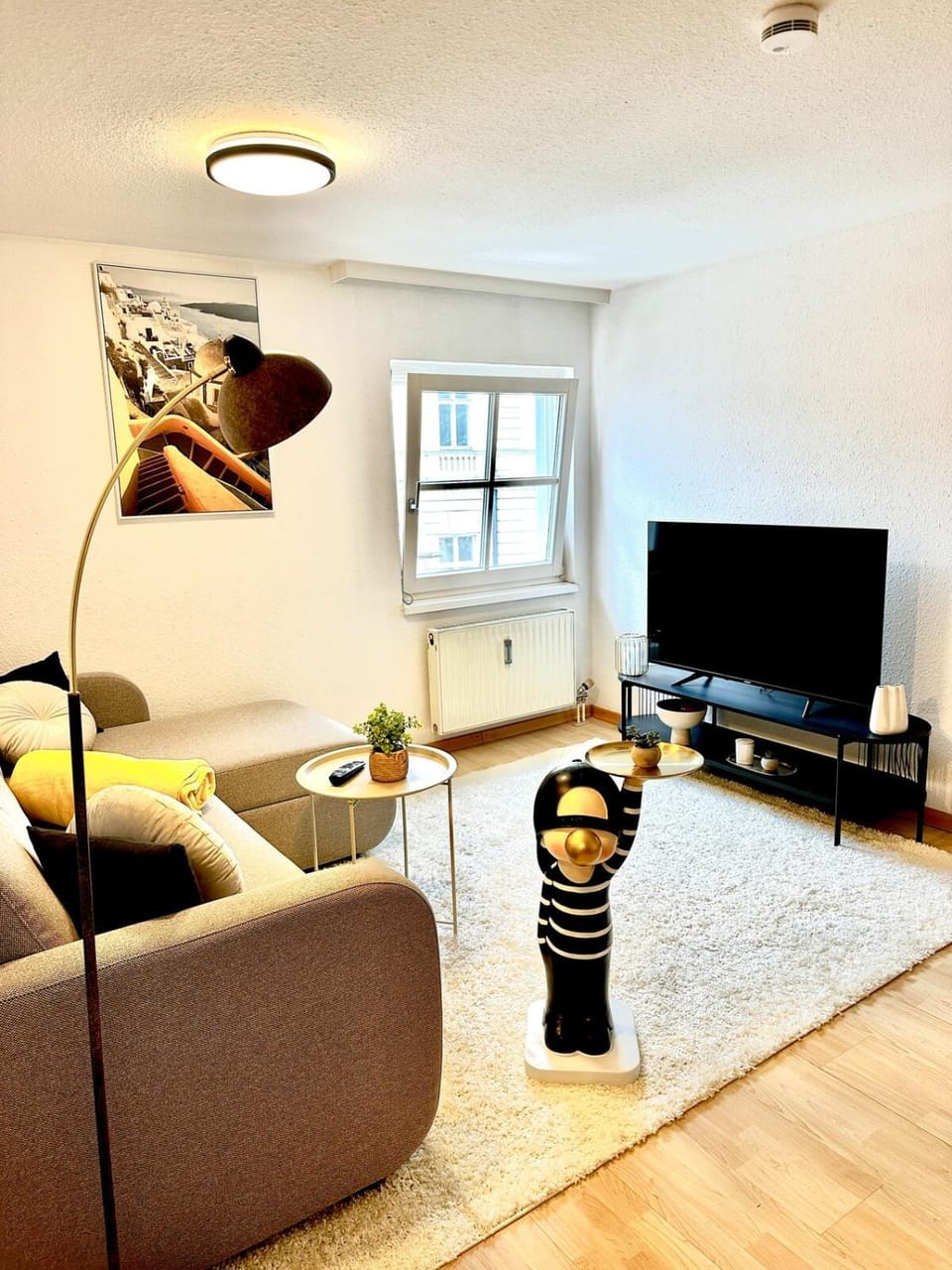 TV and multimedia, Living room, Seating area, Evening entertainment