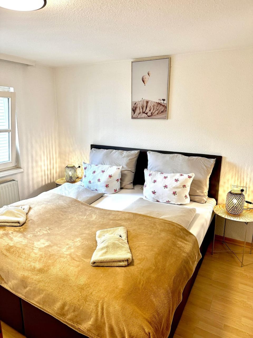 Bed, Photo of the whole room, Bedroom, towels