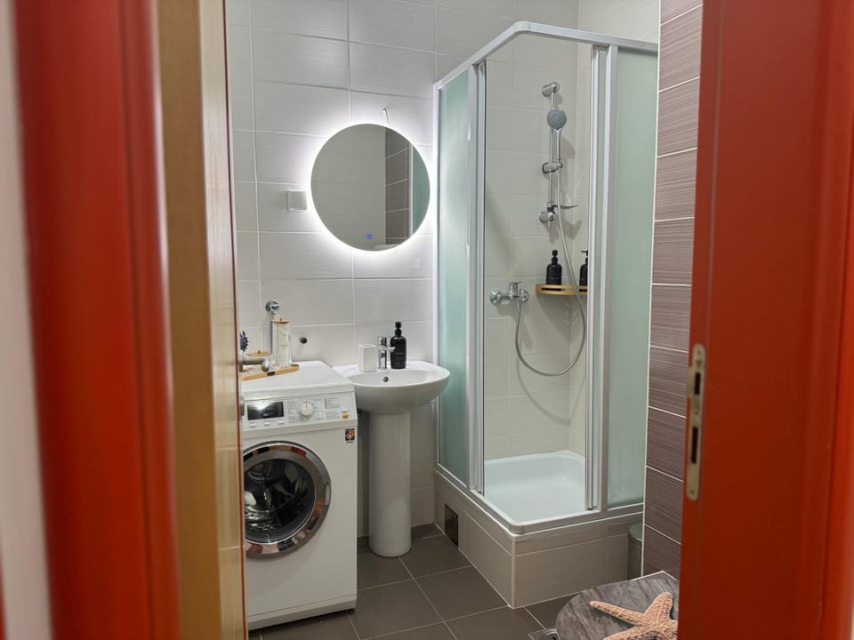 Shower, Toilet, Bathroom, towels, washing machine