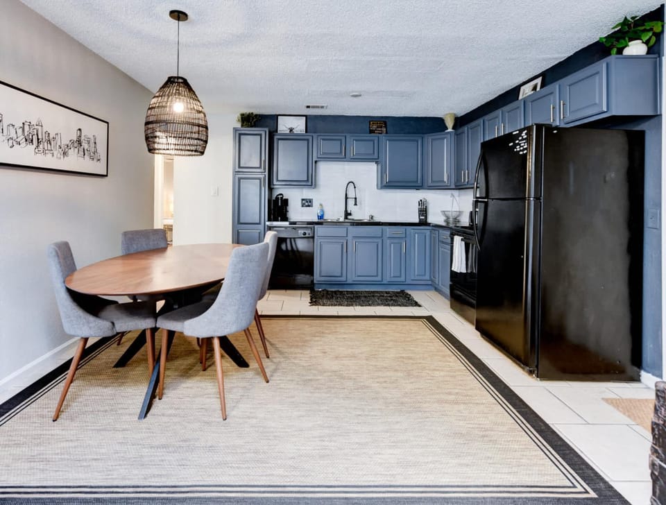Kitchen or kitchenette, Dining area, oven, stove