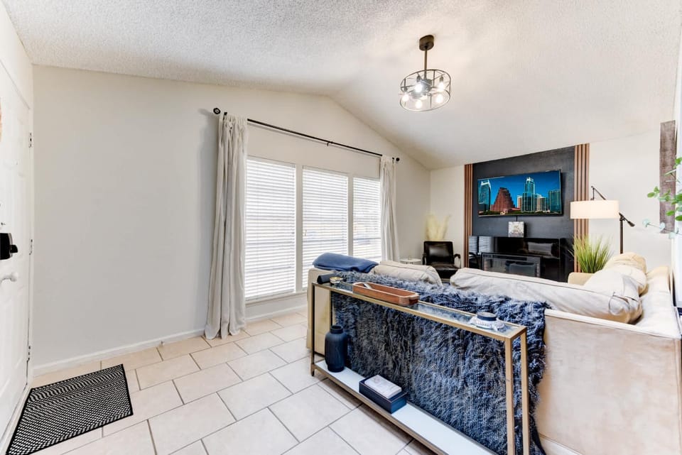 Communal lounge/ TV room, TV and multimedia, Living room