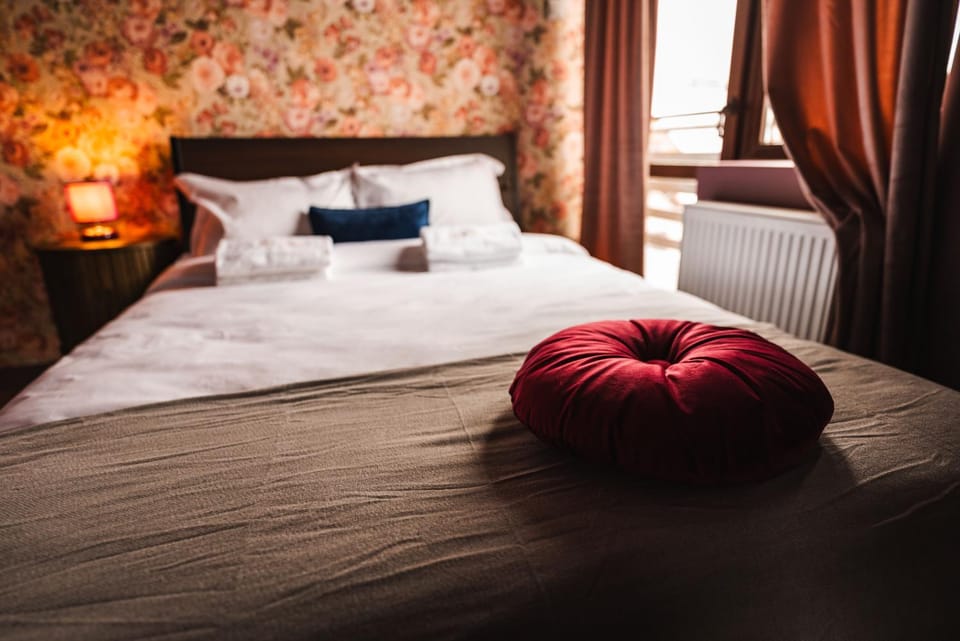 Bed, Photo of the whole room, Bedroom, heating, towels